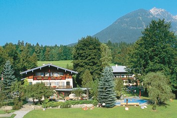 Urlaub-mit-Hund: Stoll´s Hotel Alpina - Gesamtansicht der Hotelanlage mit 12.000 qm Garten - Stoll´s Hotel Alpina