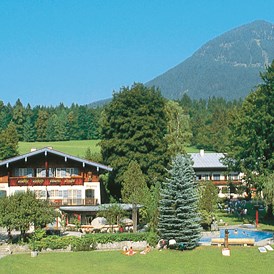Urlaub-mit-Hund: Stoll´s Hotel Alpina - Gesamtansicht der Hotelanlage mit 12.000 qm Garten - Stoll´s Hotel Alpina