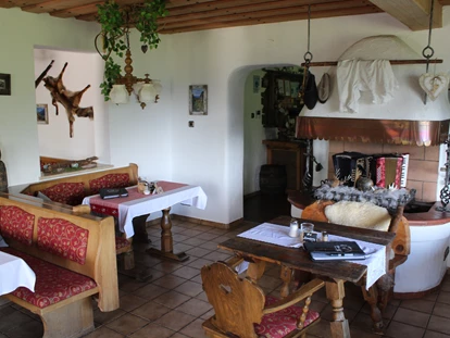 Hundehotel - Mariastein (Mariastein) - Die gemütliche Gaststube für Tage an denen man draußen nicht frühstücken oder zu Abend essen kann. - Blickner Alm
