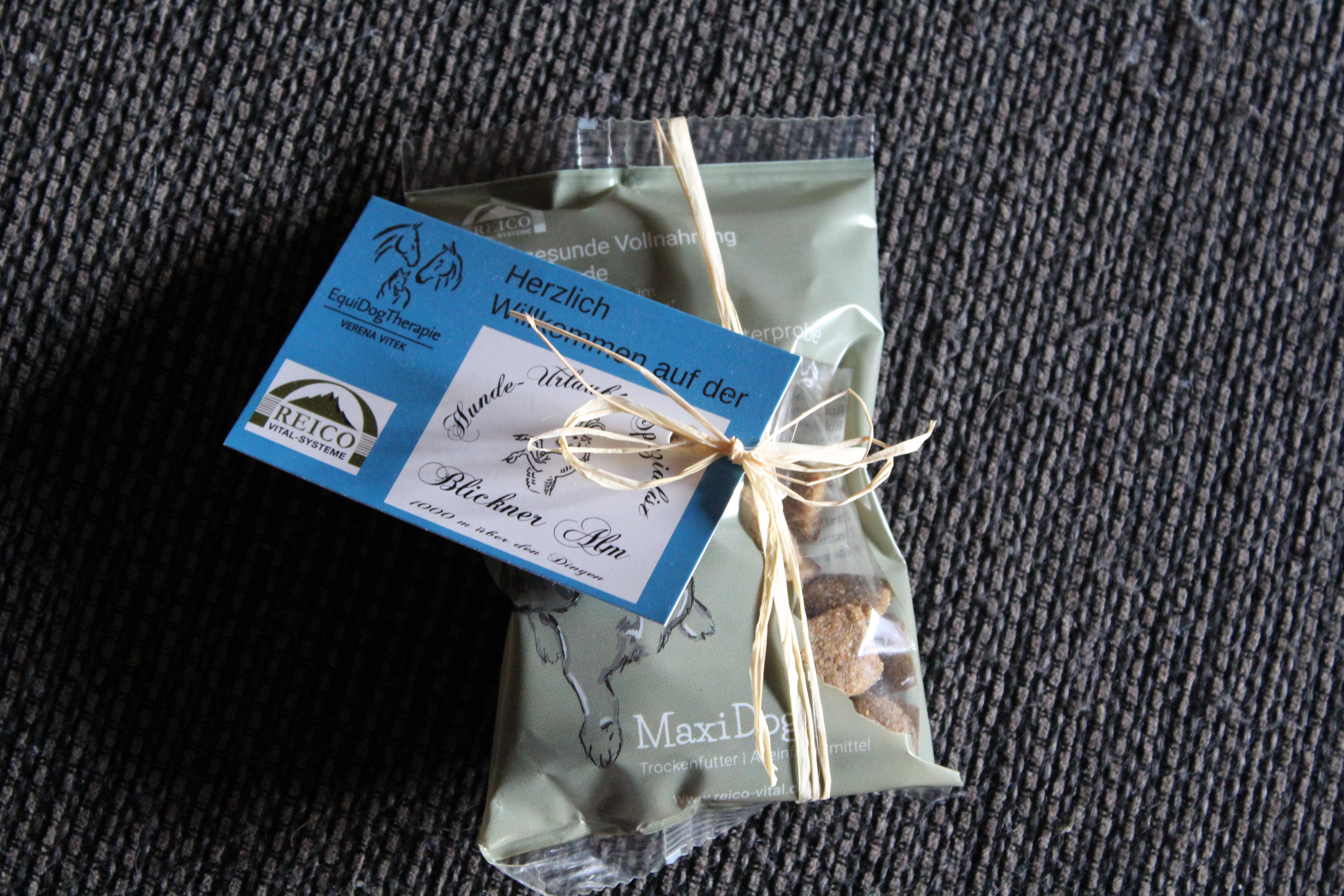 Urlaub-mit-Hund: Ein Willkommensgruß für alle Fellnasen. - Blickner Alm