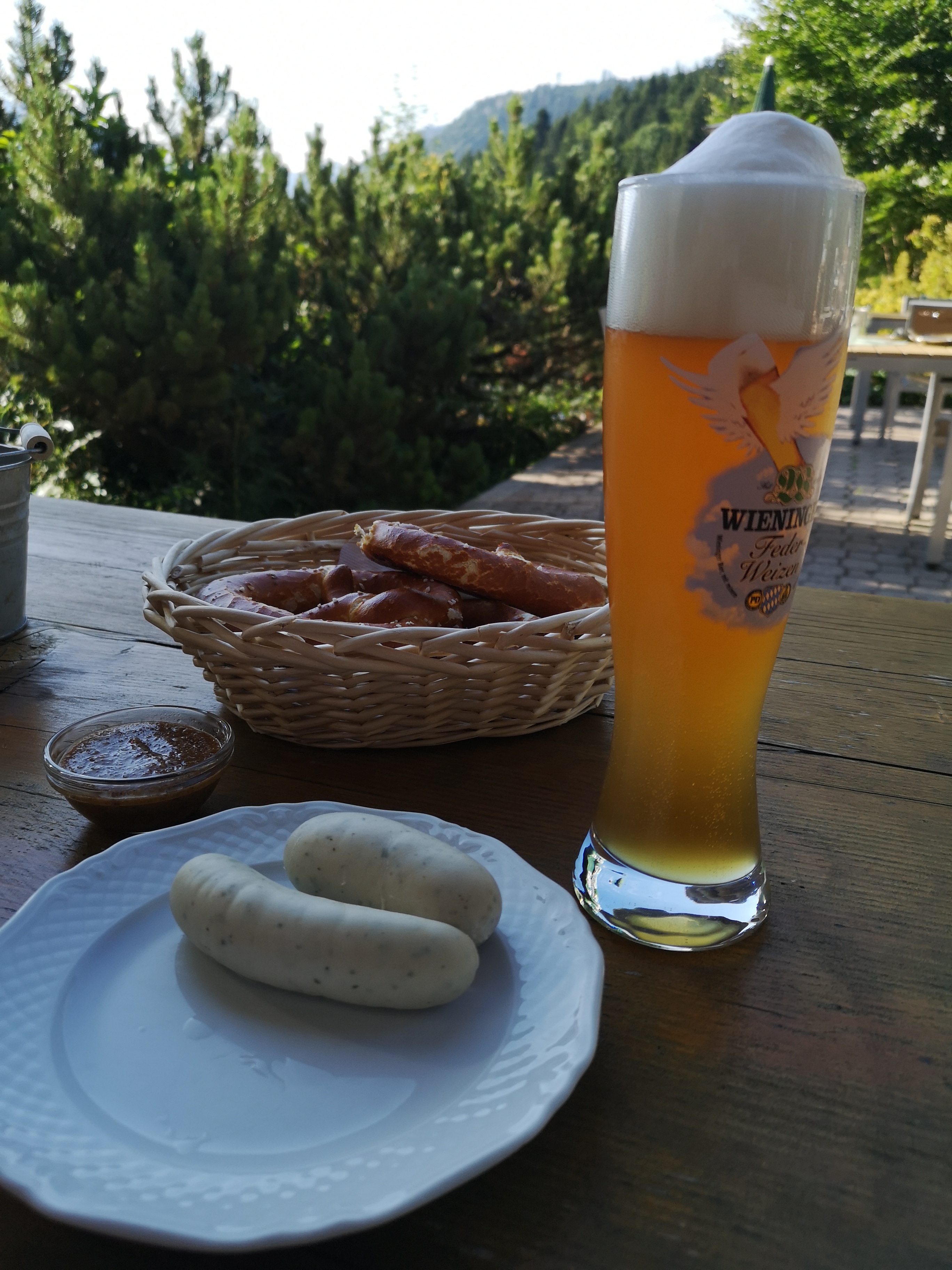 Urlaub-mit-Hund: Gibt es etwas schöneres als ein Weißwurstfrühstück in den Bergen unter freiem Himmel... - Blickner Alm