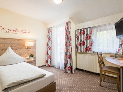 Hundehotel - Verpflegung: Halbpension - Baden-Württemberg - Einzelzimmer Standard Beispiel Haupthaus - Hotel-Resort Waldachtal