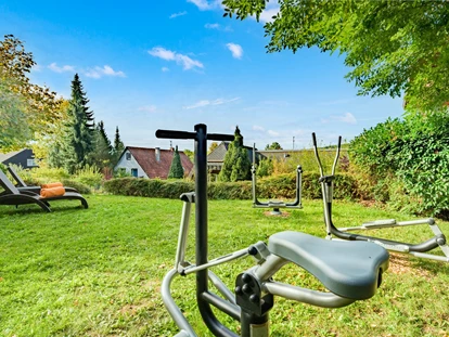 Hundehotel - Verpflegung: Halbpension - Baden-Württemberg - Outdoor-Fitnessgeräte im Garten - Hotel-Resort Waldachtal