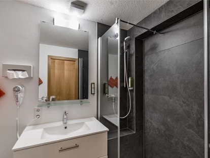Hundehotel - Doggies: 3 Doggies - Badezimmer - Doppelzimmer Standard im Gästehaus  - Bodensee Hotel Storchen