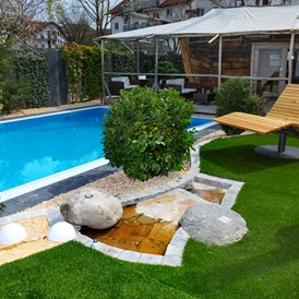 Urlaub-mit-Hund: Pool im Garten des Bodensee Hotel Storchen - Bodensee Hotel Storchen 