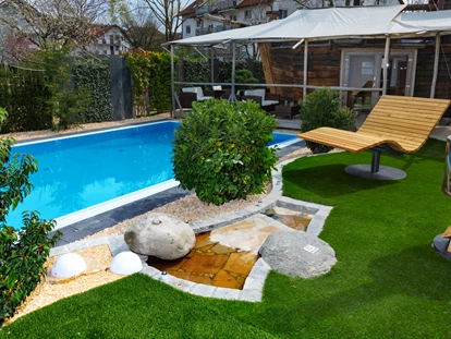 Hundehotel - Doggies: 3 Doggies - Pool im Garten des Bodensee Hotel Storchen - Bodensee Hotel Storchen