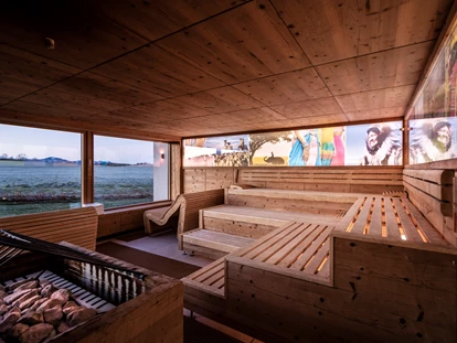 Hundehotel - Ofterschwang - Sauna Colorido ca. 60°C
Weitblick nach Mexiko mit 30 % Luftfeuchtigkeit, lichtdurchflutete Sauna in mexikanischer Atmosphäre und mit nordamerikanische Kräutern. - Das Weitblick Allgäu