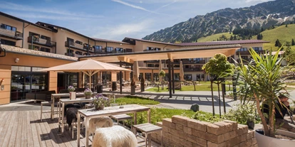 Hundehotel - Doggies: 3 Doggies - Außenansicht mit Terasse - Panoramahotel Oberjoch