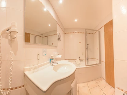 Hundehotel - Doggies: 3 Doggies - Badezimmer Doppelzimmer Superior - Naturparkhotel Grüner Baum