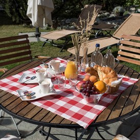 Urlaub-mit-Hund: Frühstück auf der Terrasse - Sunstar Hotel Zermatt - Sunstar Hotel Zermatt