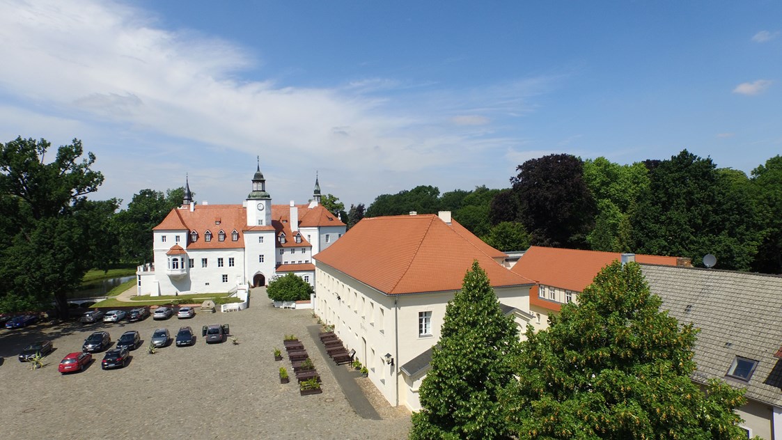 Urlaub-mit-Hund: Schloss und Amtshaus (rechts) - Schlosshotel Fürstlich Drehna