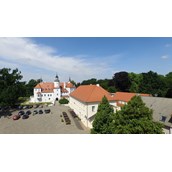 Urlaub-mit-Hund - Schloss und Amtshaus (rechts) - Schlosshotel Fürstlich Drehna