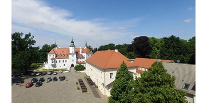 Hundehotel - Luckau (Landkreis Dahme-Spreewald) - Schloss und Amtshaus (rechts) - Schlosshotel Fürstlich Drehna
