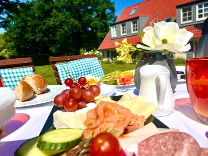 Hundehotel - Plau am See - Frühstück auf der Hotelterrasse - Fleesensee Resort & Spa