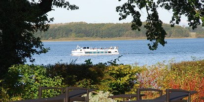 Hundehotel - Mecklenburg-Vorpommern - Liegewiese mit Blick auf das Wasser - Fleesensee Resort & Spa