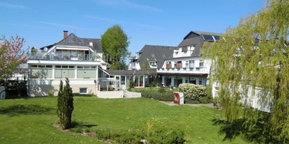 Hundehotel - Doggies: 3 Doggies - Bastorf - Die große Gartenanlage lädt zum entspannen ein. - HofHotel Krähenberg