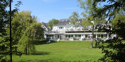 Hundehotel - Doggies: 3 Doggies - Bastorf - Die Zimmer haben einen schönen Blick in den Garten - HofHotel Krähenberg