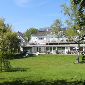 Urlaub-mit-Hund: Die Zimmer haben einen schönen Blick in den Garten - HofHotel Krähenberg