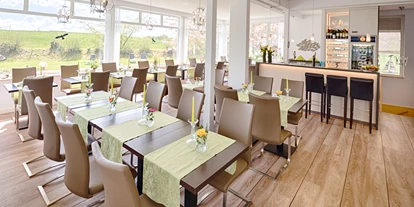 Hundehotel - Doggies: 3 Doggies - Bastorf - Im Restaurant gibt es morgens das reichhaltige Frühstücksbuffet, abends das 3-Gänge-Menü plus Salatbuffet. - HofHotel Krähenberg