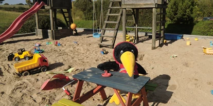 Hundehotel - Doggies: 3 Doggies - Bastorf - Der Spielplatz, Bolzplatz, Trampolin, Kettcars, Volleyballfeld, Tennisplatz und Spielsachen laden draußen zum Spielen ein. - HofHotel Krähenberg