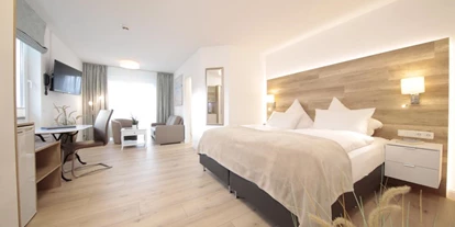 Hundehotel - Doggies: 3 Doggies - Bastorf - Juniorsuite zum Hof im EG - HofHotel Krähenberg