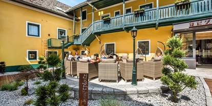 Hundehotel - Bad Leonfelden - Herzlich Willkommen, Innenhof mit Feuerlounge - Hotel Donauschlinge Riverresort
