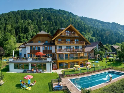 Hundehotel - Doggies: 3 Doggies - nawu_apartments_
Nassfeld_Presseggersee_Außenpool_Liegewiese_Spmmerurlaub - nawu apartments & Restaurant