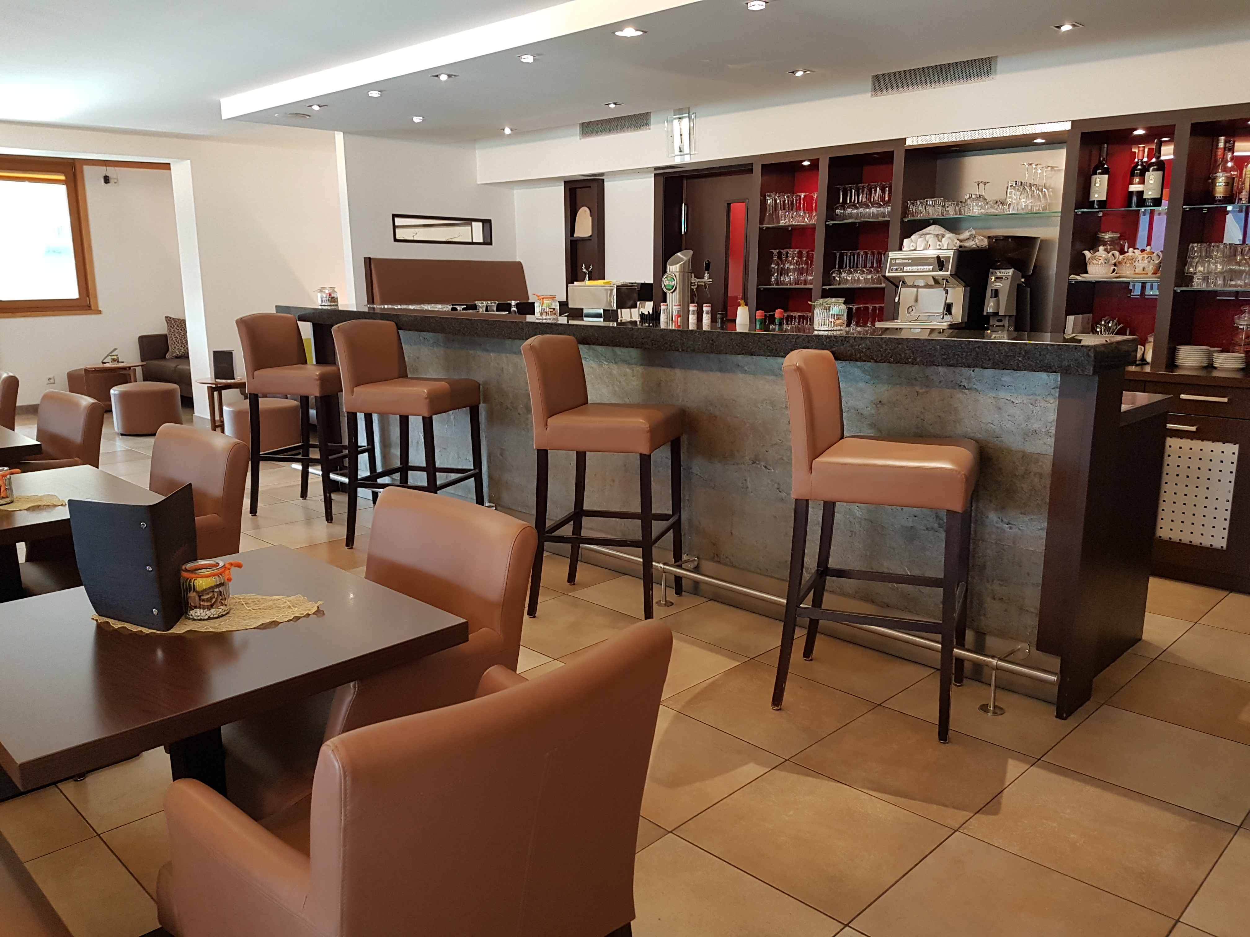 Urlaub-mit-Hund: nawu_apartments_Bar_Cocktails_Restaurant - nawu apartments & Restaurant