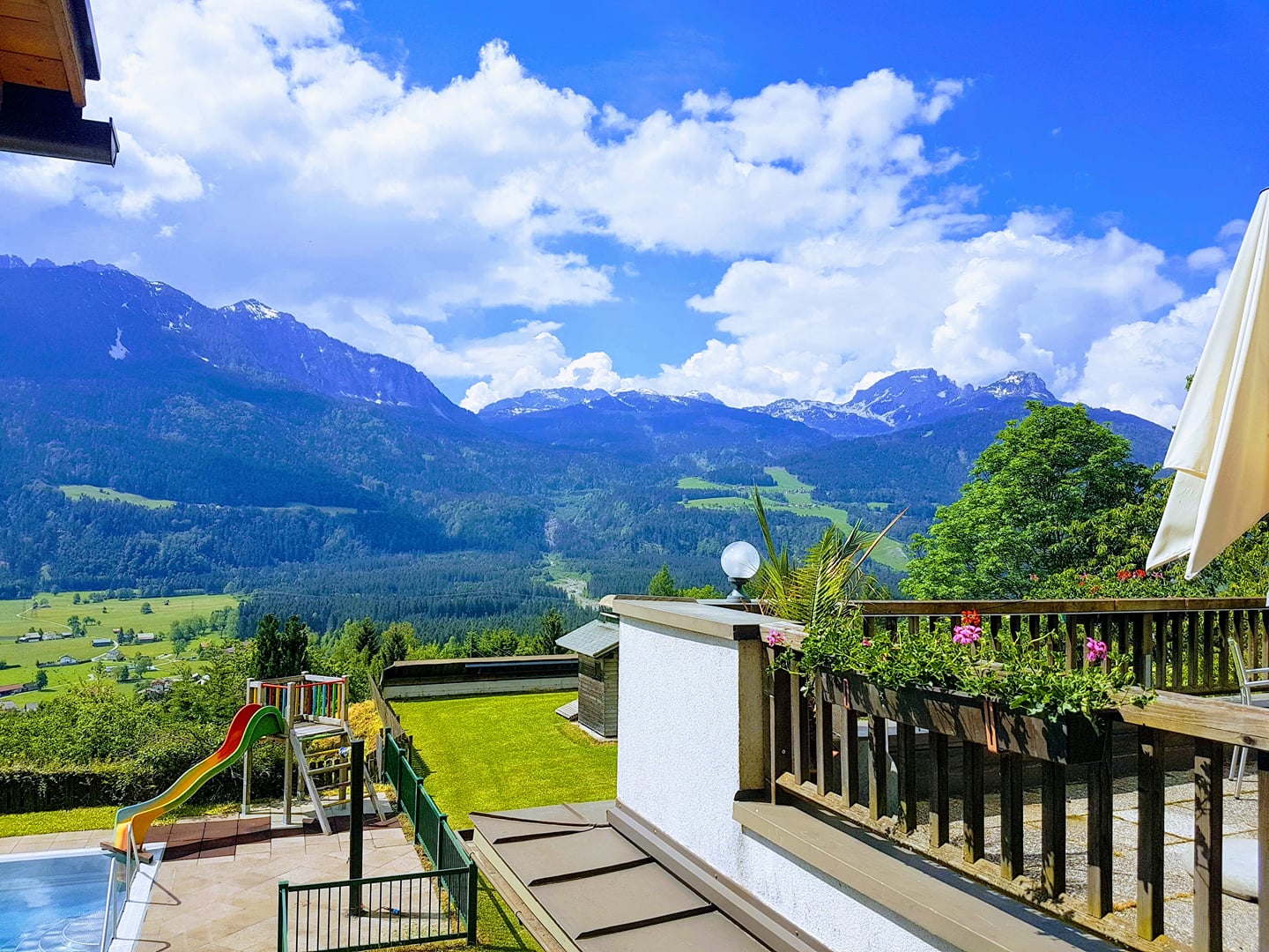 Urlaub-mit-Hund: nawu_apartments_Sonnenterrasse_Sommerurlaub_Hundehotel_Terrasse - nawu apartments & Restaurant