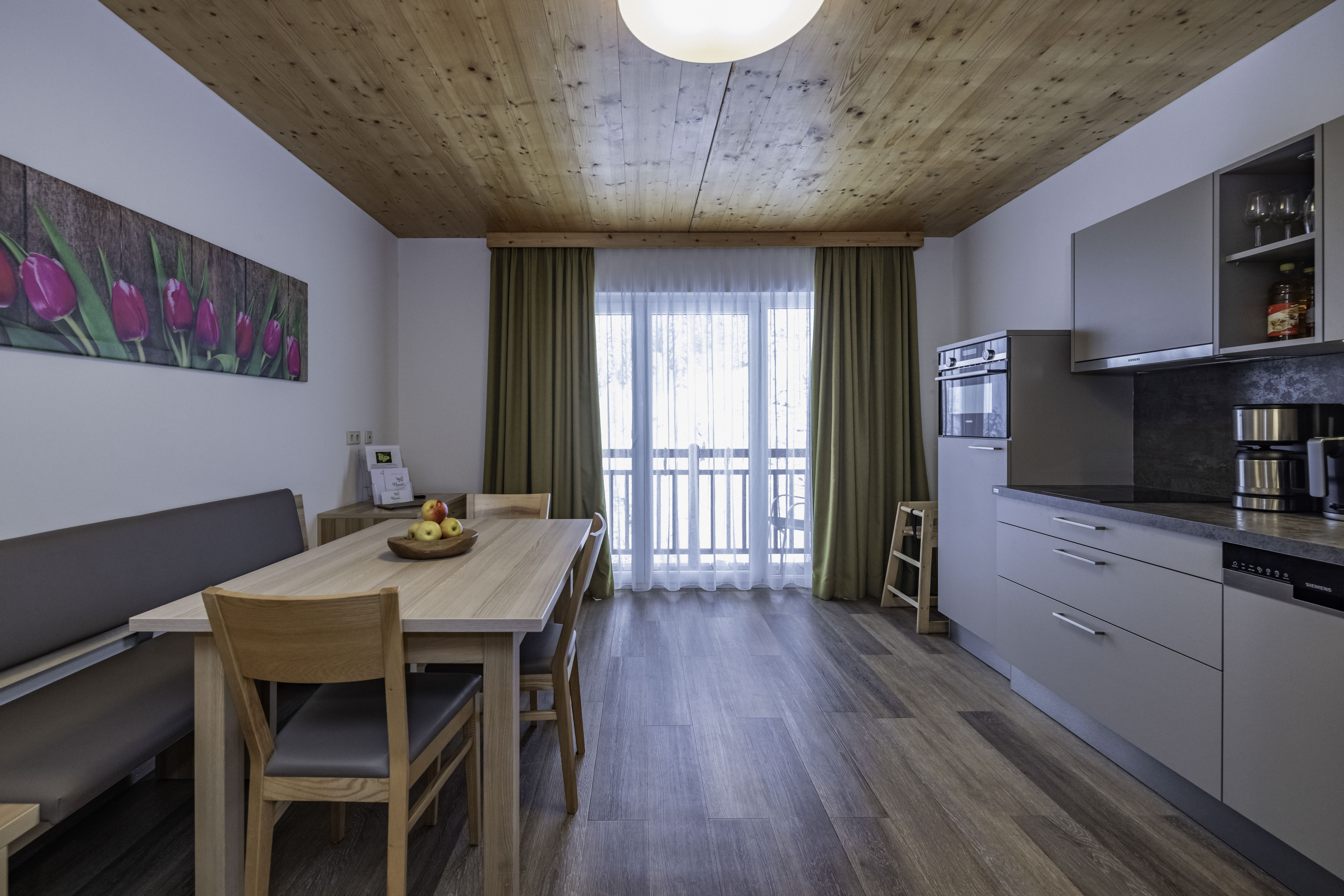 Urlaub-mit-Hund: nawu_apartments_Apartment_Kleopatrafalter_Essbereich_Küche - nawu apartments & Restaurant