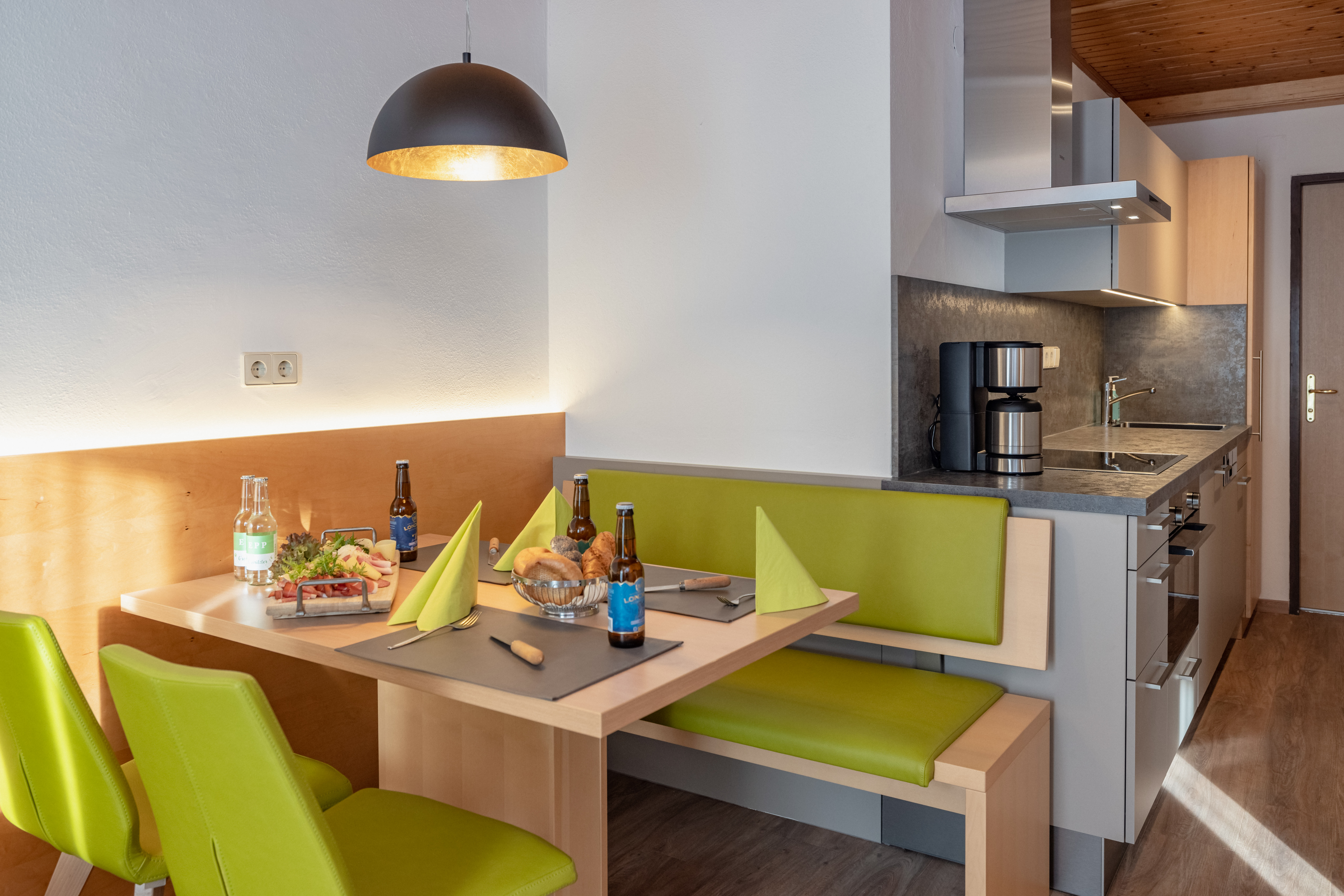 Urlaub-mit-Hund: nawu_Apartments_Apartment Wiesenknopf_Wohnbereich_Essbereich_Küche - nawu apartments & Restaurant