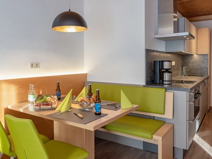 Hundehotel - Doggies: 3 Doggies - nawu_Apartments_Apartment Wiesenknopf_Wohnbereich_Essbereich_Küche - nawu apartments & Restaurant