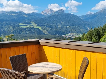 Hundehotel - Doggies: 3 Doggies - nawu_apartments_Terrasse_Apartment_Sonnenröschen_Admiral_Hundehotel - nawu apartments & Restaurant