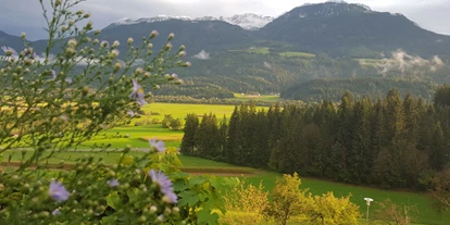 Hundehotel - Doggies: 3 Doggies - Ausblick ins Tal im Frühling - Hotel Glocknerhof