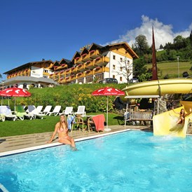 Urlaub-mit-Hund: Freibad mit Wasserrutsche - Hotel Glocknerhof