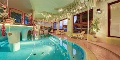 Hundehotel - Doggies: 3 Doggies - Hallenbad am Abend - Hotel Glocknerhof