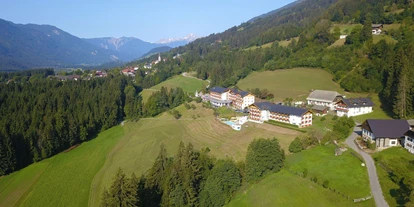 Hundehotel - Doggies: 3 Doggies - Luftansicht Sommer - Hotel Glocknerhof