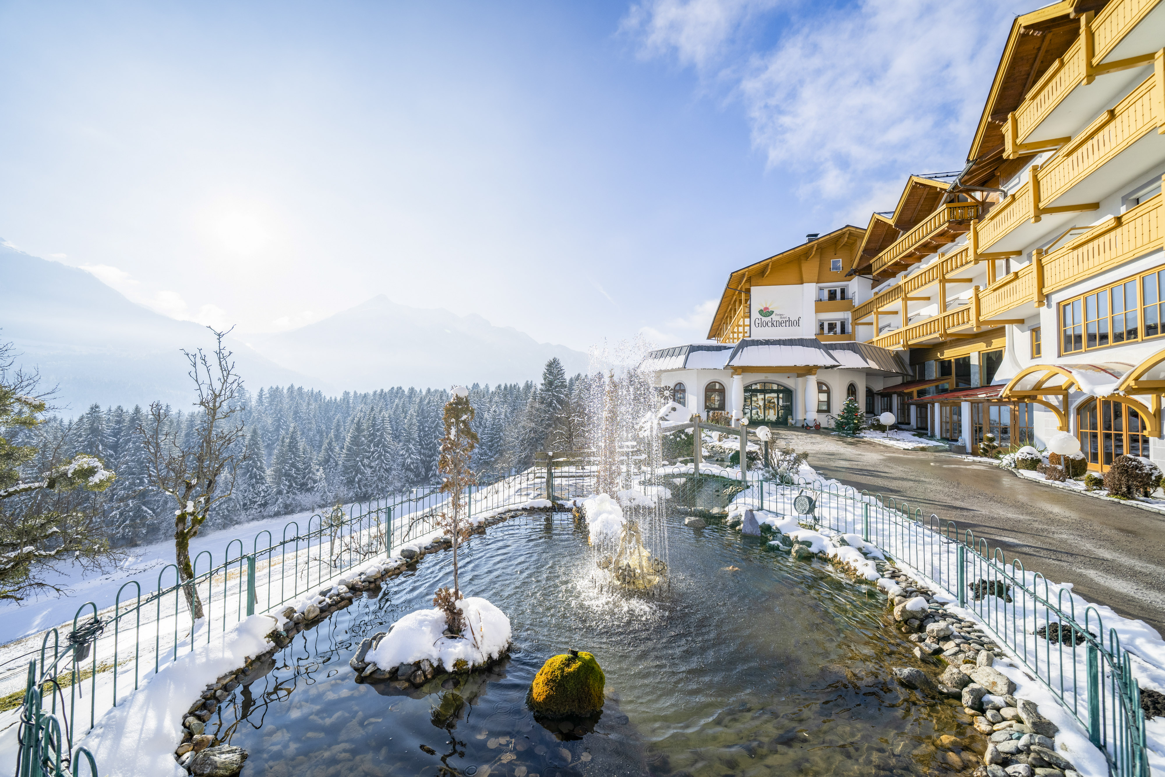 Urlaub-mit-Hund: Hoteleingang mit Teich - Hotel Glocknerhof