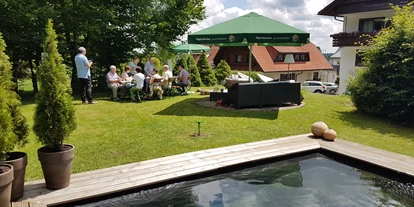 Hundehotel - Pools: Schwimmteich - der Garten - Hotel Restaurant Kniebishöhe