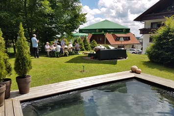 Urlaub-mit-Hund: der Garten - Hotel Restaurant Kniebishöhe