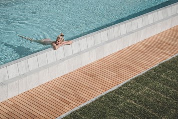 Urlaub-mit-Hund: 25-Meter-Infinity-Pool - HIRBEN Naturlaub