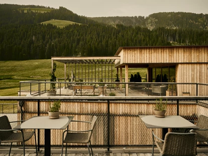 Hundehotel - Feldthurns - Terrasse für Gäste mit vierbeinigen Freunden - HIRBEN Naturlaub