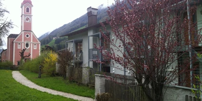 Hundehotel - Feldthurns - Ansicht Hotel Steinhauswirt von der Wiese - Hotel Steinhauswirt