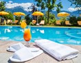 Urlaub-mit-Hund: Pool mit Liegewiese - Landhaus Hotel Kristall