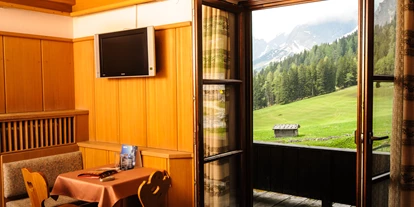 Hundehotel - WLAN - Berchtesgaden - Zimmer mit Balkon und Blick auf die Mandelwände - Arthurhaus