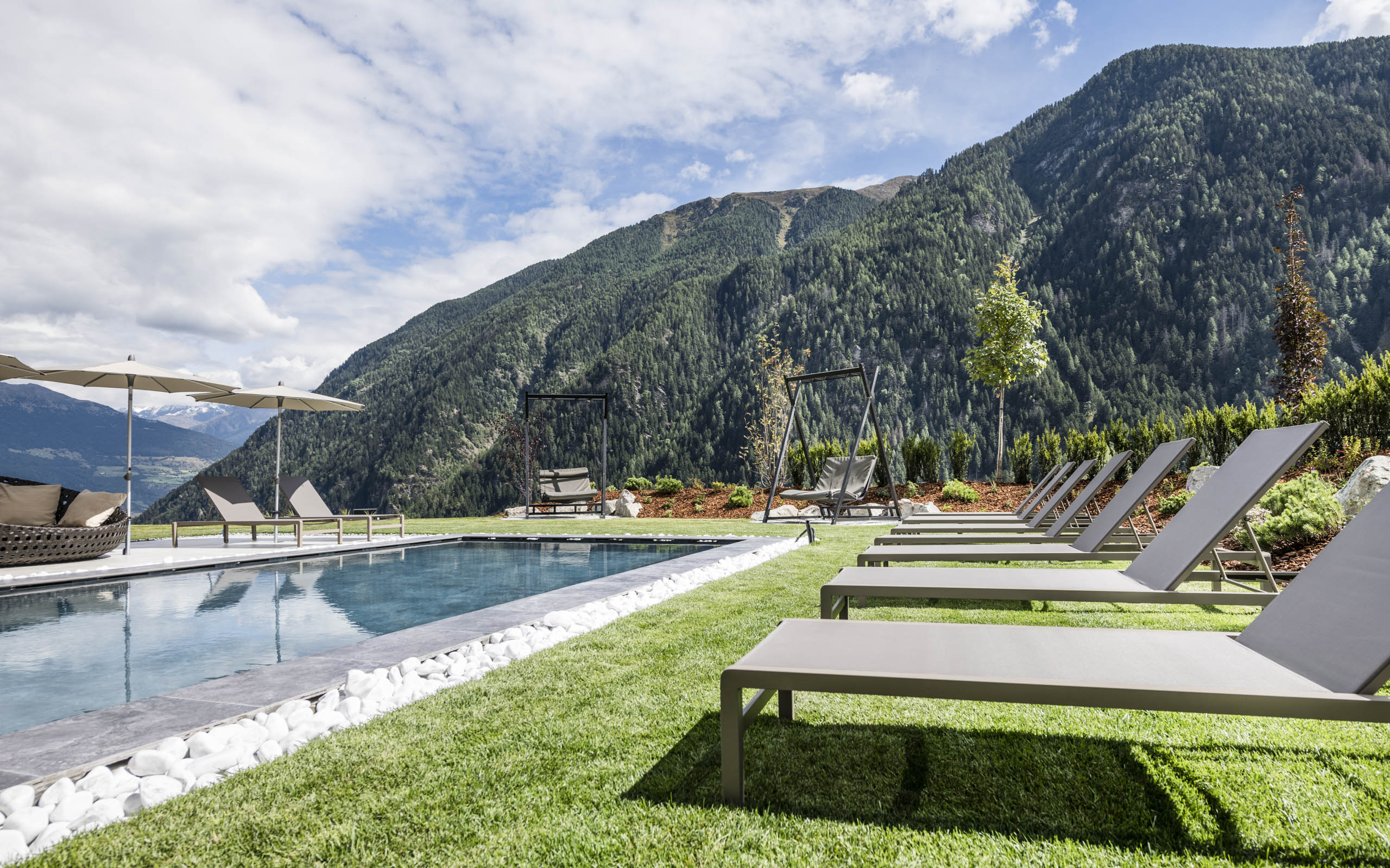 Urlaub-mit-Hund: Pool mit Liegewiese - Tuberis Life Balance & Nature Farm 