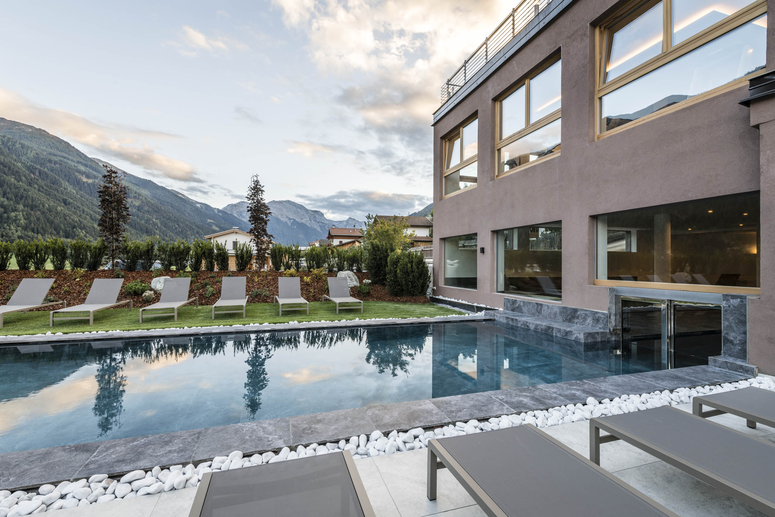 Urlaub-mit-Hund: Pool mit ausreichend Liegen - Tuberis Life Balance & Nature Farm 