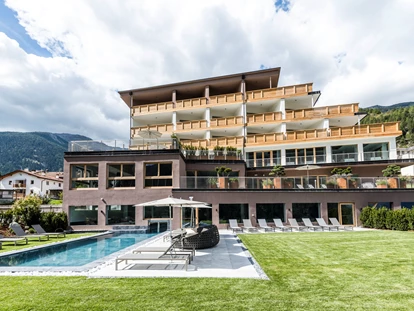 Hundehotel - Doggies: 3 Doggies - Blick auf das Hotel - Tuberis Nature & Spa Resort