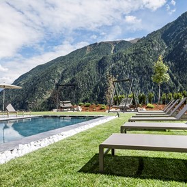 Urlaub-mit-Hund: Pool mit Liegewiese - Tuberis Nature & Spa Resort