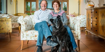 Hundehotel - PLZ 3920 (Schweiz) - Ihre Gastgeber Francisca + Markus mit Lulli - Badehotel Salina Maris